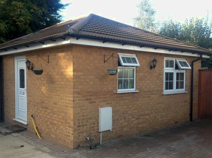 1 Bedroom Bungalow To Rent In Spring Grove Road, Isleworth TW7