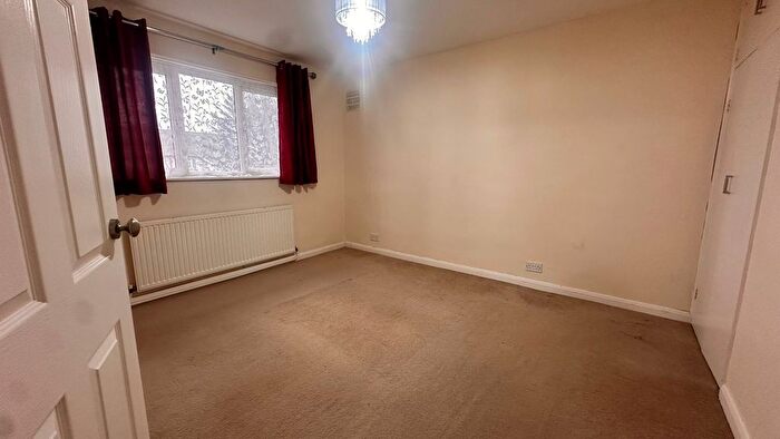 2 Bedroom Maisonette For Sale In Colonial Road, Bedfont, TW14