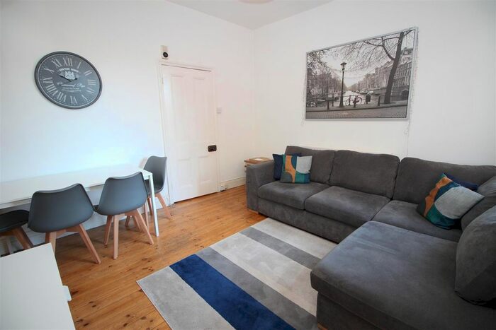 3 Bedroom Flat To Rent In Myrtle Grove, West Jesmond, Newcastle Upon Tyne, NE2