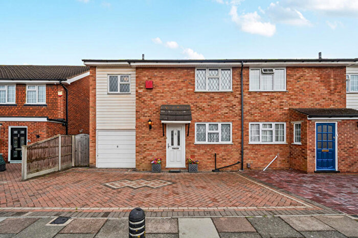 3 Bedroom End Of Terrace House For Sale In Westerham Drive, Sidcup, DA15