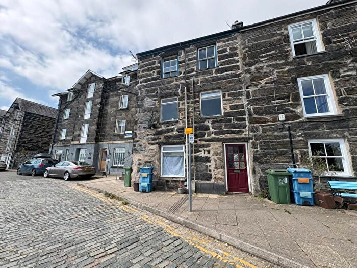 3 Bedroom Flat For Sale In Corn Hill, Porthmadog, LL49