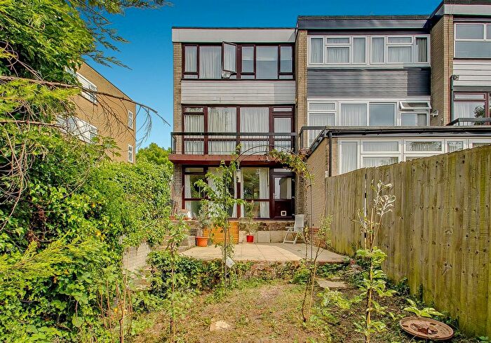 3 Bedroom Town House For Sale In Woodside Avenue, London, N12