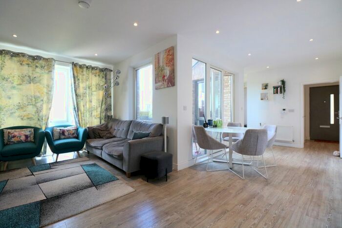 3 Bedroom Maisonette To Rent In Orchid Mews, Harlesden, London, NW10
