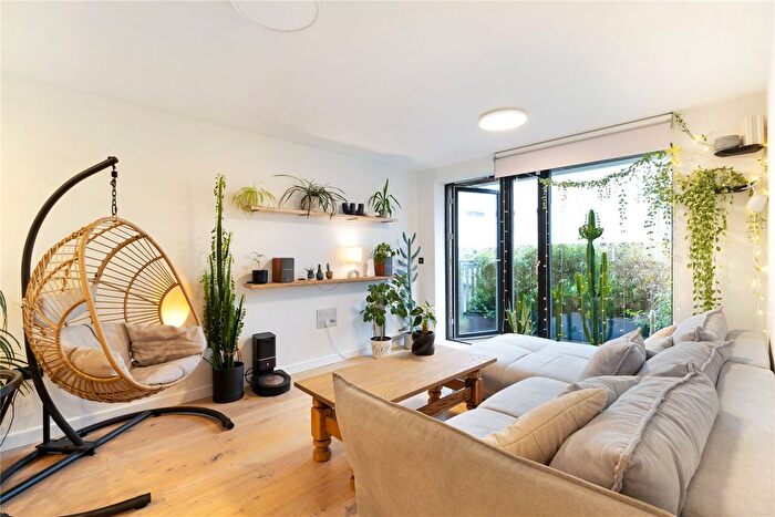 2 Bedroom Flat To Rent In Latchmere Street, London, SW11