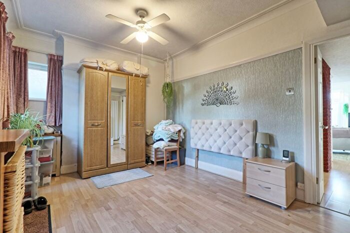 1 Bedroom Flat For Sale In Leighton Avenue, Leigh-On-Sea, SS9