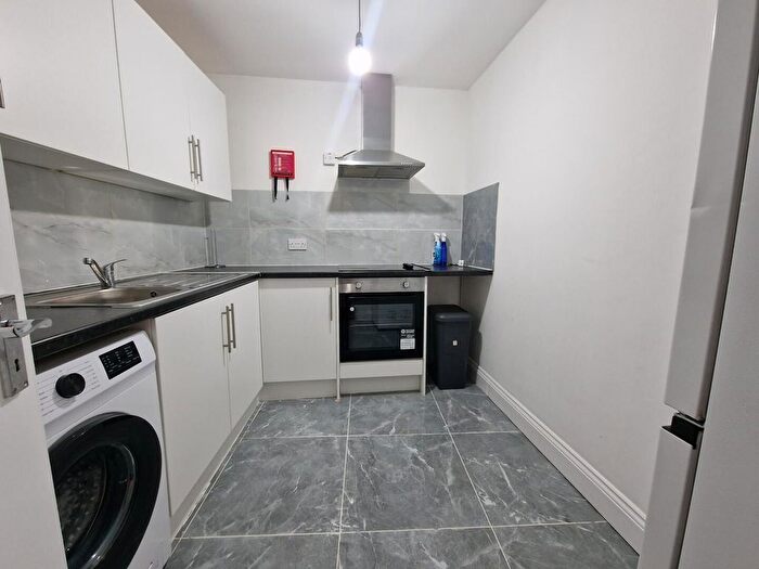 3 Bedroom Flat To Rent In Ilford Lane, Ilford, IG1
