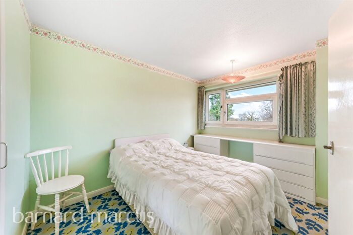 3 Bedroom Terraced House For Sale In Hoylake Gardens, Mitcham, CR4