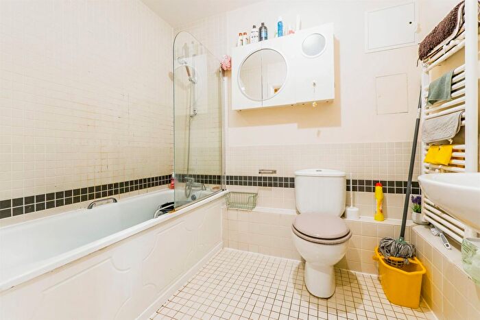 2 Bedroom Flat For Sale In Landmark Place, Cardiff, CF10