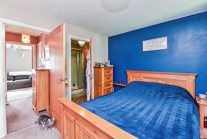 5 Bedroom End Of Terrace House For Sale In Middlefield Road, Chippenham, SN14
