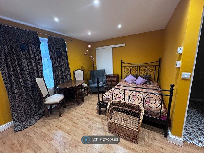 Studio To Rent In Brackendale, London, N21