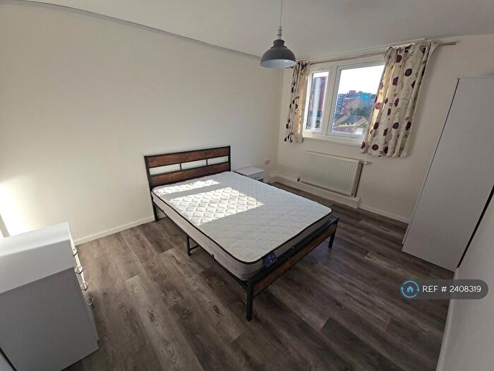 2 Bedroom Flat To Rent In Riverbank Tower, Salford, M3