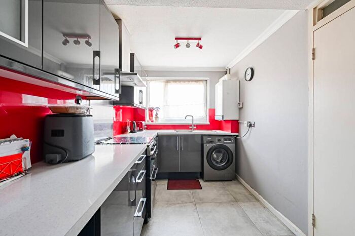2 Bedroom Maisonette For Sale In Wager Street, Bow, London, E3