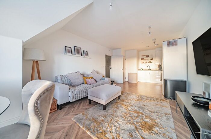 2 Bedroom Flat For Sale In Beechey Place, Wokingham, Berkshire, RG40