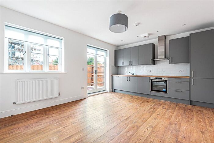 1 Bedroom Apartment To Rent In Kingsley Road, Northampton, NN2