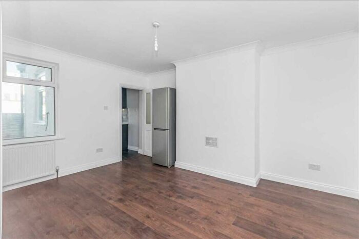 3 Bedroom Maisonette To Rent In Lavender Grove, Mitcham, CR4