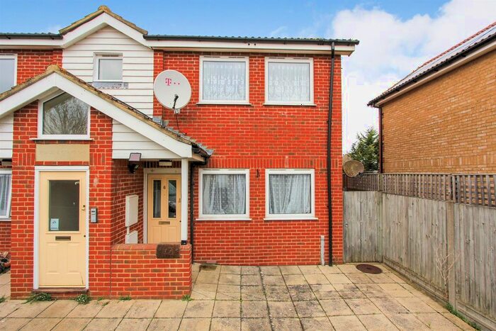 2 Bedroom Flat To Rent In Foxdene Road, Seasalter, Whitstable, CT5