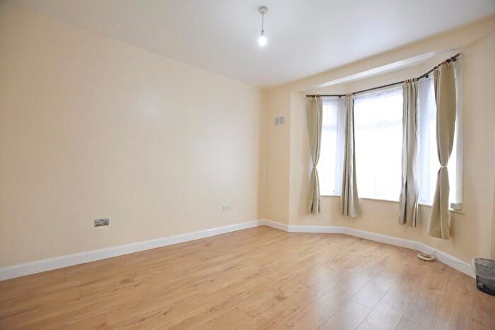 2 Bedroom Flat To Rent In Shoebury Road, East Ham, E6