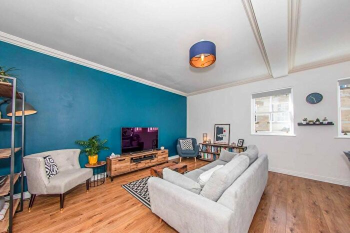 2 Bedroom Flat To Rent In Hanover Square, Leeds, West Yorkshire, LS3