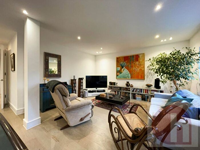 3 Bedroom Flat To Rent In Ravenscroft Avenue, Golders Green, NW11