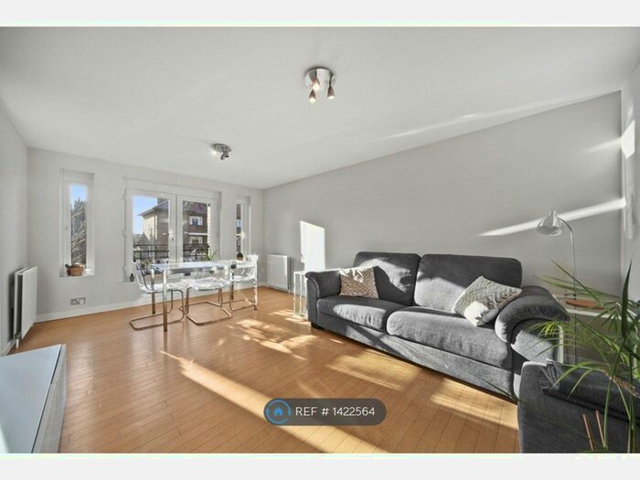 3 Bedroom Flat To Rent In Discovery Walk, London, E1W