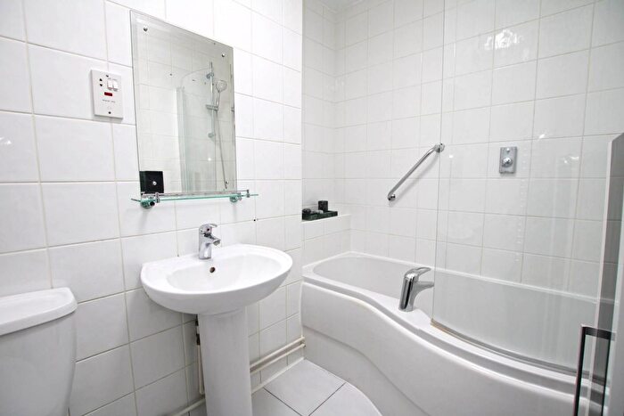 1 Bedroom Flat For Sale In Hogarth Court, Bushey, WD23