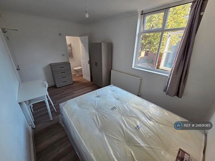 6 Bedroom Semi-Detached House To Rent In Spring Walk, London, E1