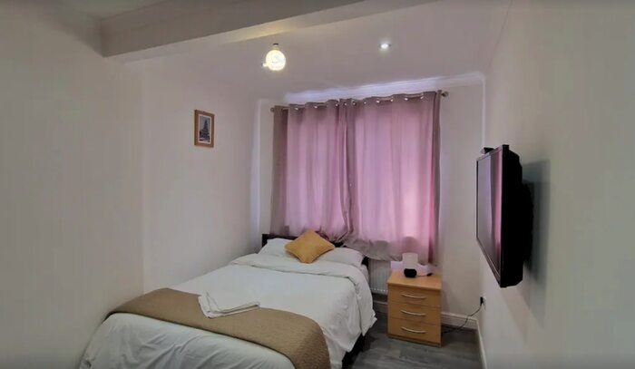 3 Bedroom House To Rent In Redbridge Lane East, London, IG4