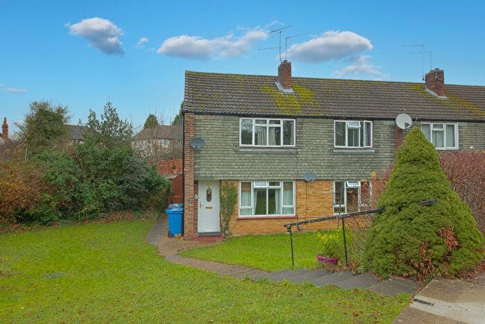 2 Bedroom Maisonette To Rent In Langton Close, Maidenhead, SL6