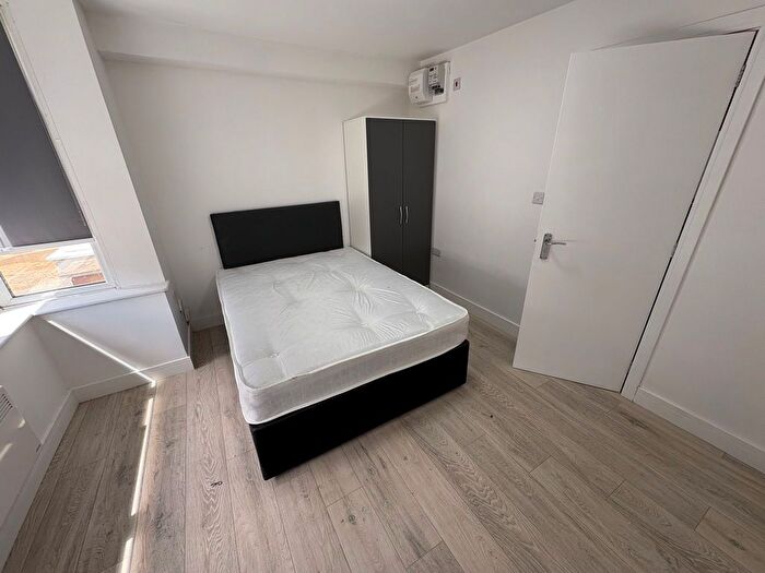 6 Bedroom Semi-Detached House To Rent In Mount Road, Hayes, UB3