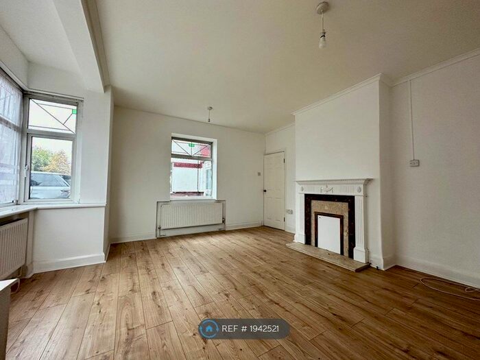 3 Bedroom Maisonette To Rent In Lechmere Avenue, Woodford Green, IG8