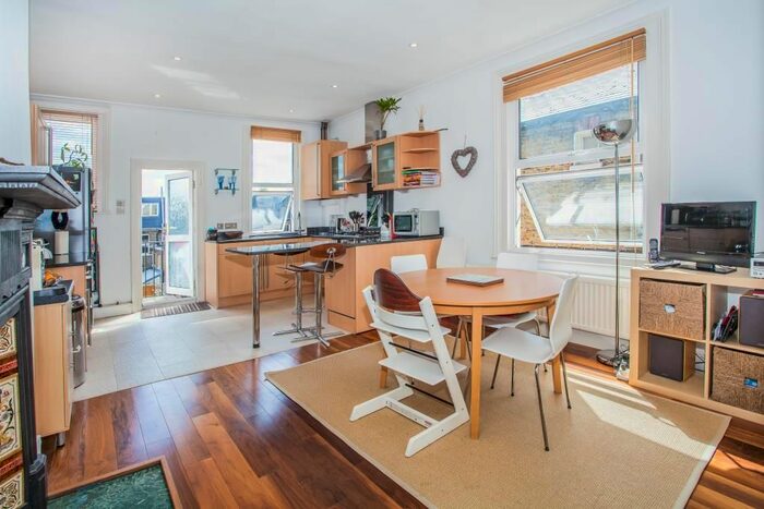 3 Bedroom Maisonette To Rent In Jeddo Road, Shepherds Bush, London, W12