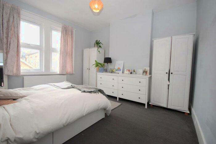 1 Bedroom Apartment To Rent In Weir Road, Balham, SW12