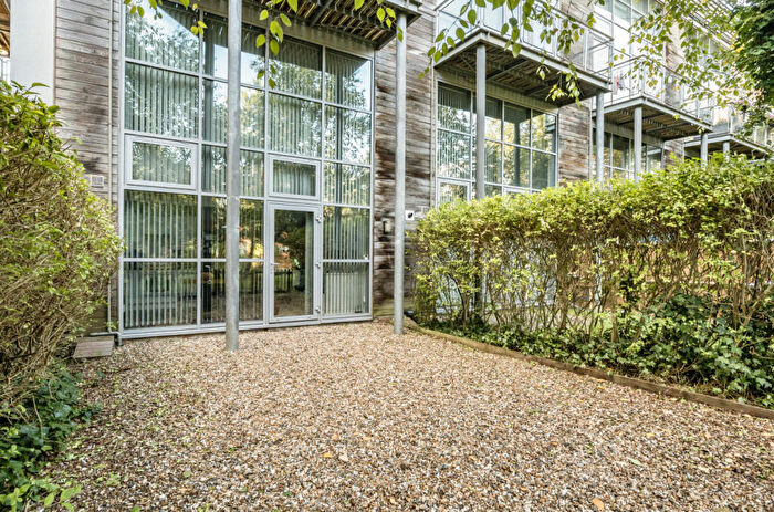 2 Bedroom Maisonette For Sale In Windmill Road, Slough, Berkshire, SL1