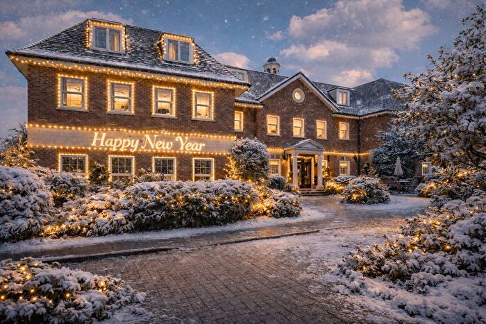 2 Bedroom Flat For Sale In Stanford Orchard, Horsham, RH12