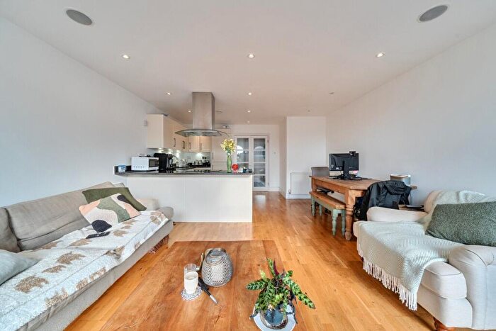 2 Bedroom Flat For Sale In Lavender Hill, Battersea, London, SW11