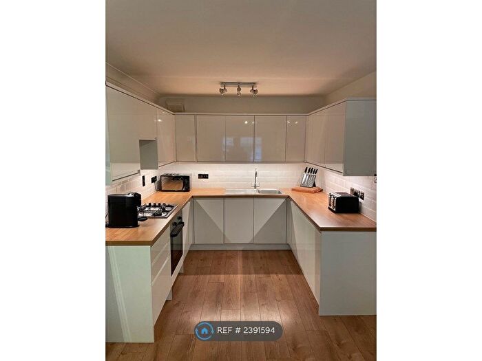 1 Bedroom Flat To Rent In Theydon Gate, Theydon Bois, CM16