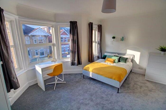 5 Bedroom Semi-Detached House To Rent In Coventry Road, Southampton, SO15