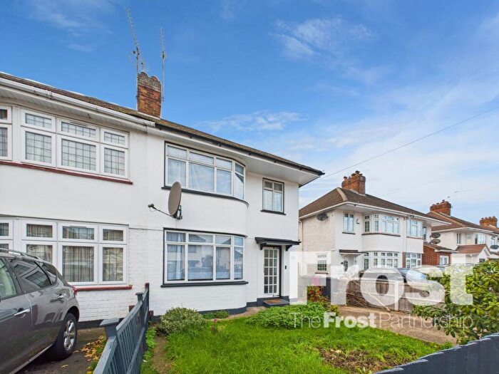 3 Bedroom Semi Detached House To Rent In Cranbourne Road, Slough, Berkshire, SL1