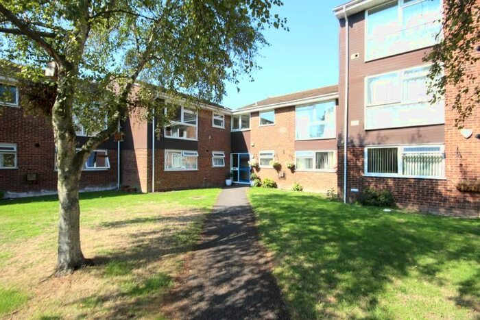 2 Bedroom Flat To Rent In Welland Close, Langley, Slough, SL3