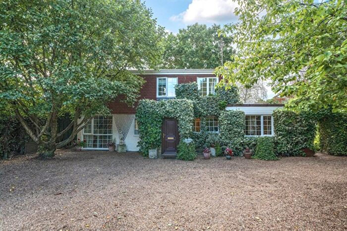 3 Bedroom Detached House For Sale In Liberty Lane, Addlestone, Surrey, KT15