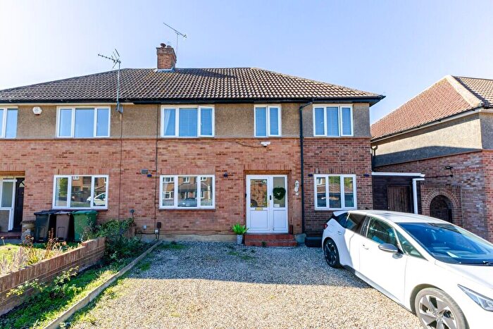 4 Bedroom Semi-Detached House For Sale In Reynards Way, AL2