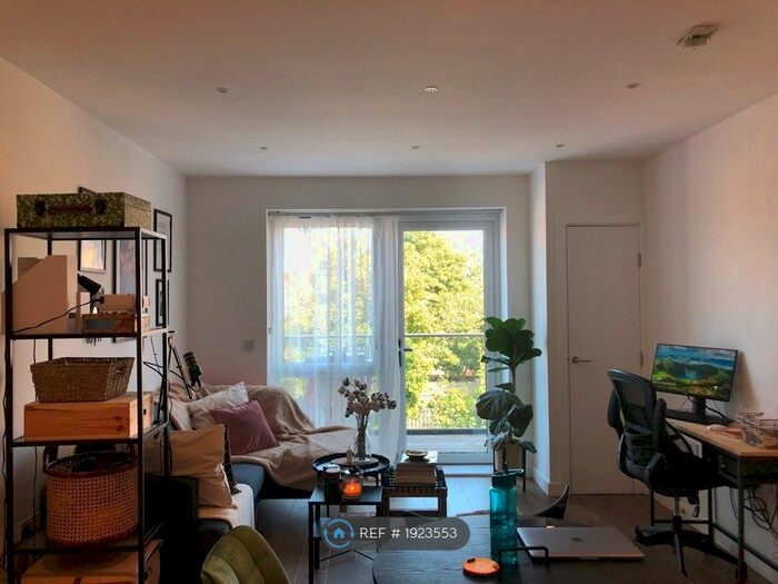 1 Bedroom Flat To Rent In Hainhault Road, London, E11