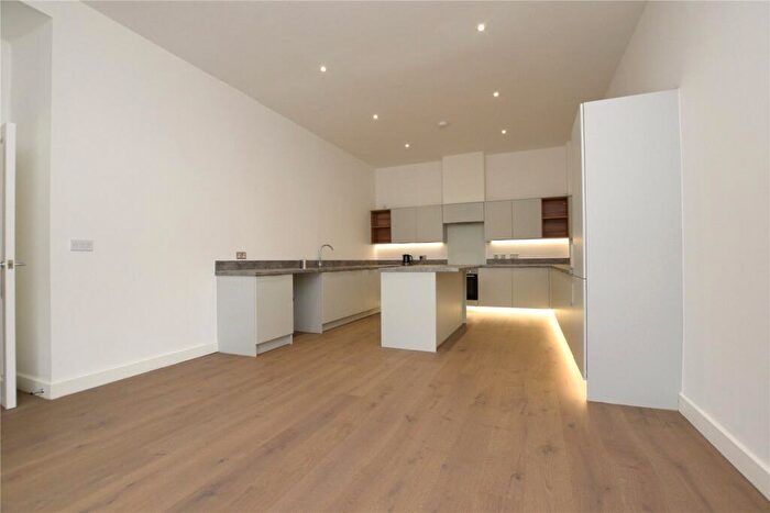 4 Bedroom Town House To Rent In Bobbin Row, Leeds, West Yorkshire, LS12