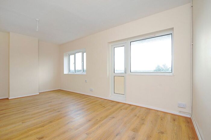 3 Bedroom Flat To Rent In Whitefoot Lane, Bromley, Kent, BR1