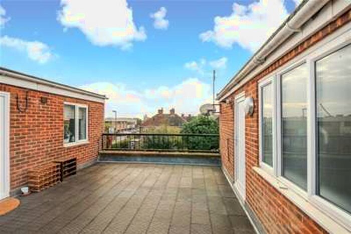 2 Bedroom Flat To Rent In Marsh Lane, Lymington, SO41