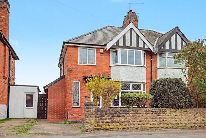 3 Bedroom Semi Detached House For Sale In Broomhill Road, Nottingham, NG6