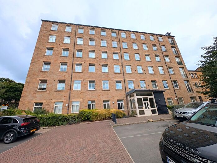 2 Bedroom Flat To Rent In Textile Street, Dewsbury, West Yorkshire, WF13