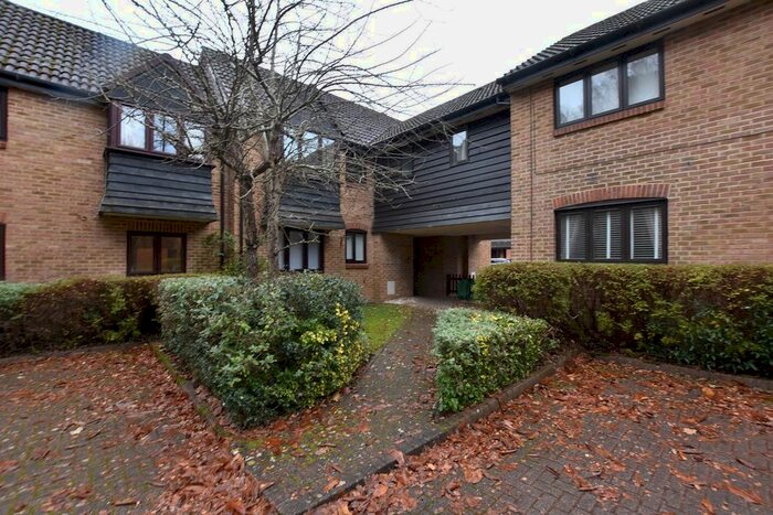 2 Bedroom Flat To Rent In Wentworth Close, Crowthorne, RG45