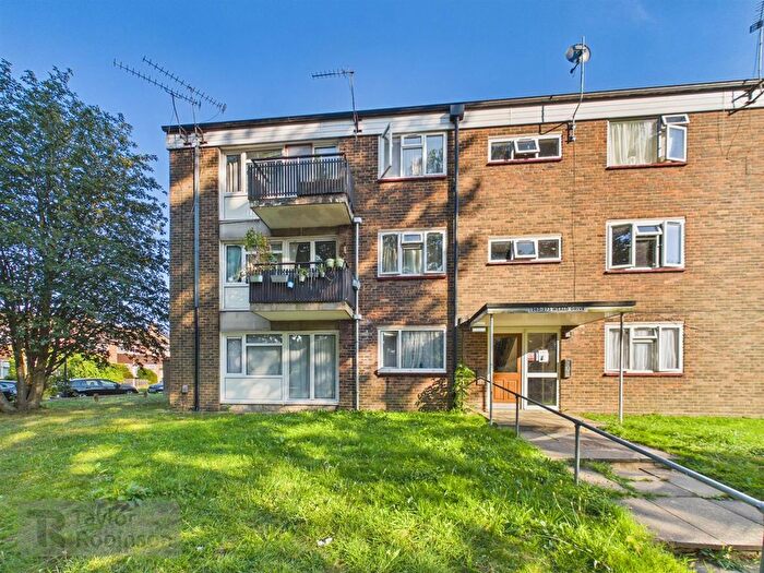 2 Bedroom Flat For Sale In Weald Drive, Furnace Green, Crawley, RH10