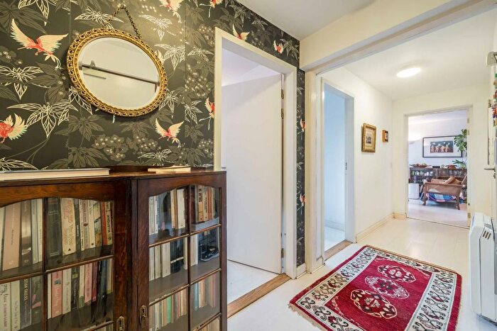 2 Bedroom Flat For Sale In Lower Clapton Road, London, E5